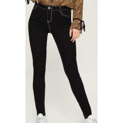 Jeansy skinny z kontrastowymi szwami - Czarny. Czarne jeansy damskie Sinsay, bez wzorów, z jeansu. Za 49,99 zł.