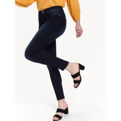 SPODNIE JEANSOWE DAMSKIE. Niebieskie spodnie damskie Top Secret, na lato, s, bez wzorów, z jeansu. W wyprzedaży za 54,99 zł.