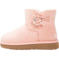 Buty zimowe damskie: UGG MINI BAILEY PETAL Botki tropical peach