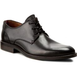 Półbuty TOMMY HILFIGER - Daytona 1A FM0FM00318 Black 990. Czarne buty wizytowe męskie TOMMY HILFIGER, bez wzorów, ze skóry, klasyczne, na sznurówki. W wyprzedaży za 419,00 zł.