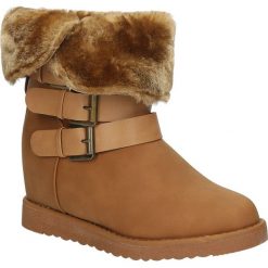KOZAKI CASU 7-4K987. Brązowe kozaki damskie Casu, bez obcasa, bez zapięcia. Za 39,99 zł.