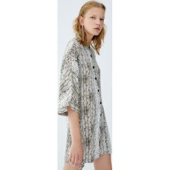 Sukienka koszulowa w wężowy wzór. Koszule damskie Pull&Bear, bez wzorów, z koszulowym kołnierzykiem, z krótkim rękawem. Za 89,90 zł.