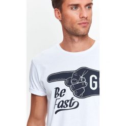T-SHIRT MĘSKI Z NADRUKIEM. Białe t-shirty męskie Top Secret, na zimę, xxl, z nadrukiem, z bawełny, bez kołnierzyka, krótkie. W wyprzedaży za 34,99 zł.