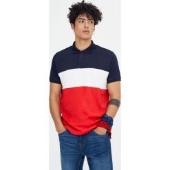 Koszulka polo z krótkim rękawem i panelami. Czerwone koszulki męskie Pull&Bear, m, bez wzorów, z krótkim rękawem. Za 19,90 zł.