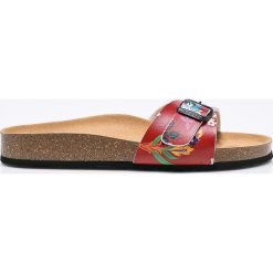 Desigual - Klapki. Czerwone klapki damskie marki Desigual, bez wzorów, z materiału, bez obcasa. W wyprzedaży za 139,90 zł.