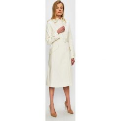 Calvin Klein - Trencz. Białe kurtki damskie Calvin Klein, w paski, z elastanu. W wyprzedaży za 799,90 zł.