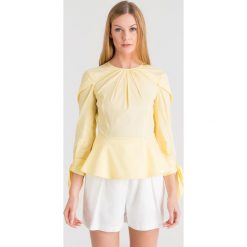 Żółta bluzka z baskinką Elisabetta Franchi. Żółte bluzki damskie Elisabetta Franchi, z haftami, z okrągłym kołnierzem, bez rękawów. Za 474,50 zł.