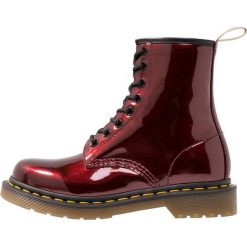 Dr. Martens 1460 VEGAN CHROME PASCAL Botki sznurowane oxblood chrome metallic. Czerwone botki damskie skórzane Dr. Martens, na sznurówki. Za 629,00 zł.
