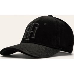Tommy Hilfiger - Czapka. Czarne czapki damskie TOMMY HILFIGER, bez wzorów, z poliesteru. W wyprzedaży za 179,90 zł.