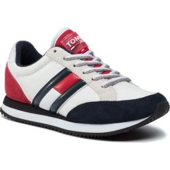 Sneakersy TOMMY JEANS - Casual Retro Sneaker EN0EN00644 Rwb 020. Białe półbuty damskie Tommy Jeans, z jeansu. W wyprzedaży za 279,00 zł.