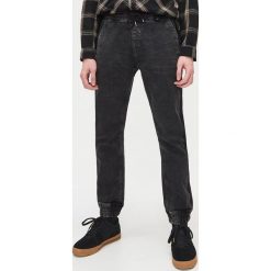 Jeansowe joggery z lampasami - Czarny. Czarne spodnie męskie Cropp, m, bez wzorów, z jeansu. Za 119,99 zł.