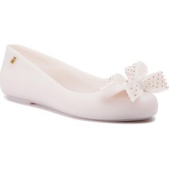 Baleriny MELISSA - Space Love VI Me Ad 32654 Beige 01865. Brązowe baleriny damskie Melissa, bez wzorów, z tworzywa sztucznego, klasyczne, bez obcasa, na płaskiej podeszwie. W wyprzedaży za 199,00 zł.