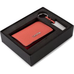 Zestaw upominkowy CALVIN KLEIN - Giftset Small Wallet + Keyfob K60K603817 801. Pomarańczowe portfele damskie Calvin Klein, bez wzorów, ze skóry ekologicznej. W wyprzedaży za 249,00 zł.