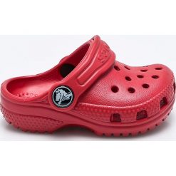 Crocs - Klapki dziecięce. Czerwone sandały dziewczęce Crocs, z materiału, bez zapięcia. Za 119,90 zł.