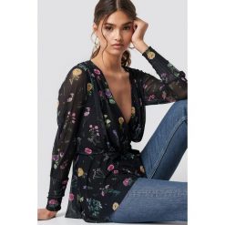 NA-KD Kopertowy top - Black,Multicolor. Czarne topy damskie NA-KD, bez wzorów, bez kołnierzyka. W wyprzedaży za 32,38 zł.
