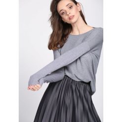 Szary Sweter Daydream. Szare swetry klasyczne damskie Born2be, l, z okrągłym kołnierzem. Za 59,99 zł.