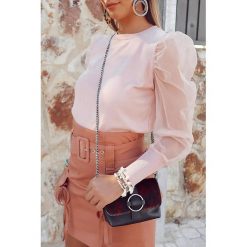 Bluzka damska RORO PUDRA. Różowe bluzki damskie IVET, na co dzień, bez wzorów, z tiulu, eleganckie, bez kołnierzyka, bez rękawów. W wyprzedaży za 59,00 zł.