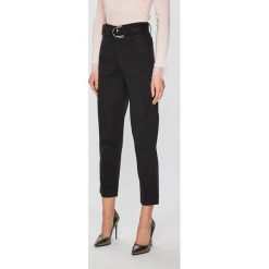 Guess Jeans - Spodnie. Czarne spodnie damskie Guess Jeans, w paski, z elastanu, casualowe. Za 399,90 zł.