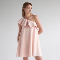 Sukienka z ozdobną falbaną Gold Label -. Sukienki damskie Mohito, bez wzorów, bez kołnierzyka, bez rękawów. W wyprzedaży za 119,99 zł.