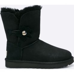 UGG - Botki Bailey Button Poppy. Czarne buty zimowe damskie marki Ugg, z materiału, z okrągłym noskiem, na obcasie. W wyprzedaży za 699,90 zł.