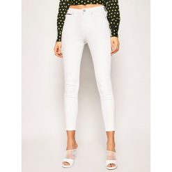 Jeansy Skinny Fit Tommy Jeans Sylvia DW0DW08090. Białe jeansy damskie Tommy Jeans. W wyprzedaży za 349,00 zł.