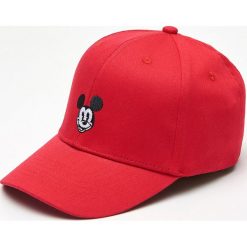 Czapka z daszkiem Mickey Mouse - Czerwony. Czerwone czapki damskie marki Cropp, z motywem z bajki. Za 29,99 zł.