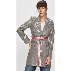 Guess Jeans - Płaszcz przeciwdeszczowy. Kurtki damskie Guess Jeans, s, w paski, z jeansu, klasyczne, bez kaptura. W wyprzedaży za 629,90 zł.