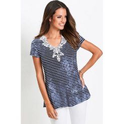 Shirt z koronką bonprix ciemnoniebiesko-biały w paski. Niebieskie bluzki damskie bonprix, w paski, z koronki, bez kołnierzyka. Za 42,99 zł.