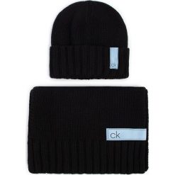 Zestaw Szalik i Czapka CALVIN KLEIN - Knitted Scarf 30XI80 + Beanie K50K505185 BDS. Czarne czapki męskie Calvin Klein, na zimę, bez wzorów, z wiskozy. W wyprzedaży za 279,00 zł.