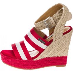 Pepe Jeans sandały damskie Ohara Tape 37 czerwone. Czerwone sandały damskie Pepe Jeans, bez wzorów, z jeansu, na wysokim obcasie, bez zapięcia. W wyprzedaży za 199,00 zł.