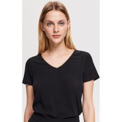 T-shirt z brokatową lamówką - Czarny. Czarne t-shirty damskie Reserved, s, bez wzorów, bez kołnierzyka. W wyprzedaży za 29,99 zł.