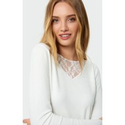 Elegancki sweter o dopasowanym kroju. Swetry damskie Greenpoint, bez wzorów, z poliesteru, eleganckie, bez rękawów, bez kaptura. Za 69,99 zł.