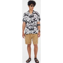 Sztruksowe bermudy z 5 kieszeniami. Czarne bermudy męskie Pull&Bear, ze sztruksu. Za 109,00 zł.