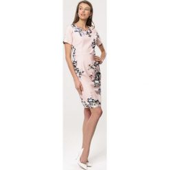 Różowa Sukienka With-It. Różowe sukienki damskie Born2be, s, bez wzorów, klasyczne, z klasycznym kołnierzykiem, bez rękawów, midi. Za 64,99 zł.