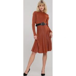 Camelowa Sukienka Bridlemile. Brązowe sukienki damskie Renee, na jesień, s, z dzianiny, biznesowe, z golfem, długie, rozkloszowane. Za 129,99 zł.