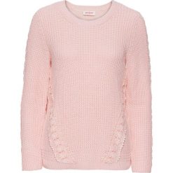 Sweter z koronkową wstawką, długi rękaw bonprix perłowy jasnoróżowy. Różowe swetry damskie bonprix, bez wzorów, z koronki, z długim rękawem, długie, bez kaptura. Za 89,99 zł.