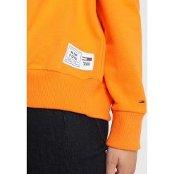 Tommy Jeans TOMMY SIGNATURE CREW Bluza orange. Brązowe bluzy damskie Tommy Jeans, l, z bawełny. Za 399,00 zł.