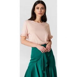 NA-KD T-shirt z falbanką - Pink. Różowe t-shirty damskie NA-KD, z bawełny, z falbankami. W wyprzedaży za 30,48 zł.