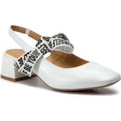 Sandały KAZAR - Cherry 38584-01-01 White. Białe klapki damskie Kazar, z napisami, ze skóry, na wysokim obcasie. W wyprzedaży za 269,00 zł.