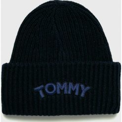 Tommy Hilfiger - Czapka. Niebieskie czapki zimowe damskie marki TOMMY HILFIGER, z dzianiny. W wyprzedaży za 139,90 zł.