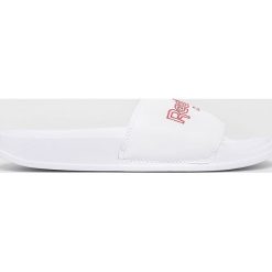 Reebok Classic - Klapki. Białe klapki damskie Reebok Classic, bez wzorów, ze skóry, bez obcasa, na obcasie. W wyprzedaży za 99,90 zł.