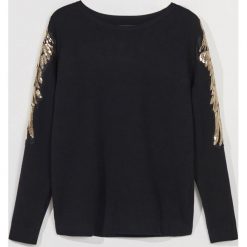 Sweter z cekinową aplikacją -. Swetry damskie Mohito, s, z aplikacjami, bez rękawów, bez kaptura. Za 119,99 zł.