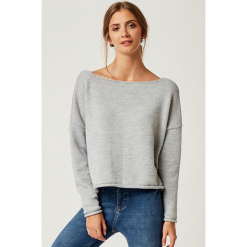 Sweter w kolorze szarym. Szare swetry klasyczne damskie marki SCUI, z dekoltem w łódkę. W wyprzedaży za 149,95 zł.