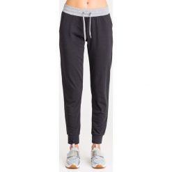 SPODNIE DRESOWE EA7 Emporio Armani. Czarne spodnie damskie EA7 Emporio Armani, xs, z dresówki. Za 275,40 zł.