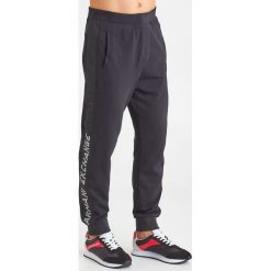 SPODNIE DRESOWE armani exchange. Czarne spodnie męskie Armani Exchange, na imprezę, m, z nadrukiem, z dresówki. W wyprzedaży za 375,20 zł.