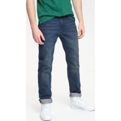 Spodnie długie męskie krój 5-pocket. Niebieskie spodnie męskie m, z jeansu, sportowe, długie. W wyprzedaży za 49,99 zł.