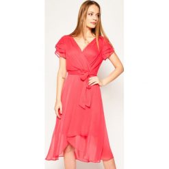 Sukienka koktajlowa DKNY DD0AI234. Różowe sukienki damskie DKNY, bez wzorów, z poliesteru, wizytowe, bez kołnierzyka, bez rękawów. Za 639,00 zł.