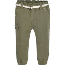 Spodnie w kolorze khaki. Brązowe spodnie niemowlęce Mayoral, w paski, z bawełny. W wyprzedaży za 77,95 zł.