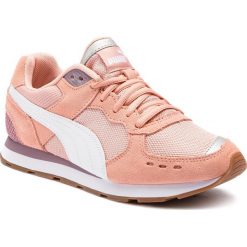 Sneakersy PUMA - Vista 369365 05 Peach Bud/White/Elderberry. Różowe półbuty damskie Puma, na co dzień, bez wzorów, z zamszu, bez obcasa, na płaskiej podeszwie, bez zapięcia. W wyprzedaży za 179,99 zł.