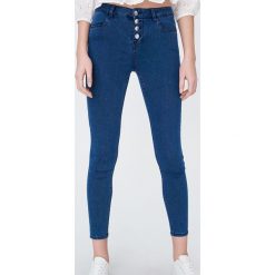 Jeansy skinny z talią mid-waist - Niebieski. Niebieskie jeansy damskie Sinsay. W wyprzedaży za 39,99 zł.